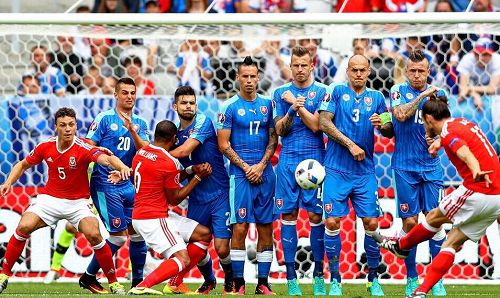 日职联前瞻：福冈黄蜂主场迎战横滨FC，防守漏洞能否抵挡对手稳健防线？  